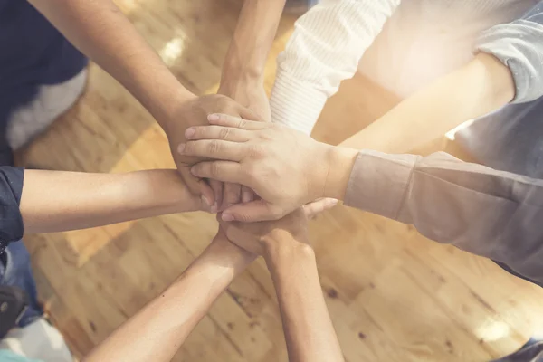 Mãos unidas para a cooperação e o conceito de trabalho em equipa — Fotografia de Stock