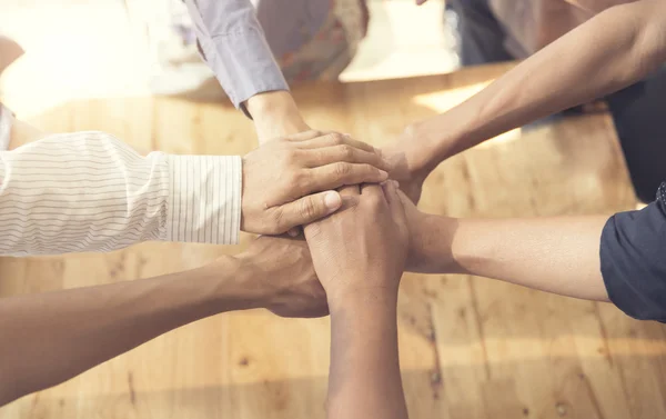 Mãos unidas para a cooperação e o conceito de trabalho em equipa — Fotografia de Stock