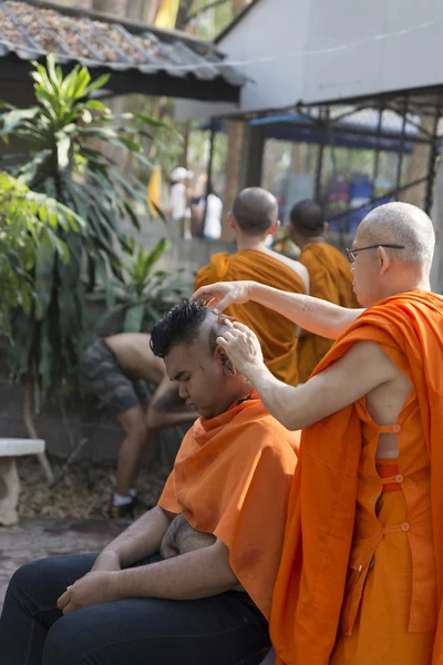 keşiş Budist keşiş koordinasyon töreni önce adamın saç tıraş