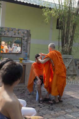 keşiş Budist keşiş koordinasyon töreni önce adamın saç tıraş
