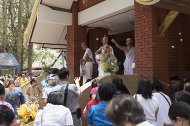 adam Budist keşiş koordinasyon törenle insanlar için para bağış