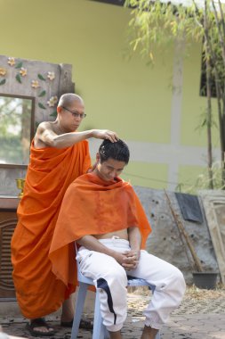 keşiş Budist keşiş koordinasyon töreni önce adamın saç tıraş