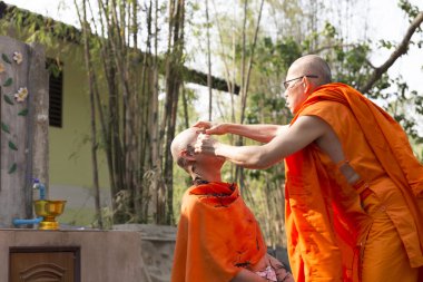 keşiş Budist keşiş koordinasyon töreni önce adamın saç tıraş