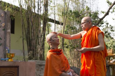 keşiş Budist keşiş koordinasyon töreni önce adamın saç tıraş