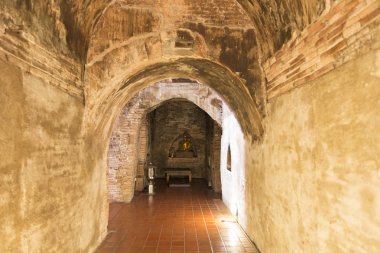 Mağara tünel altın buddha heykeli