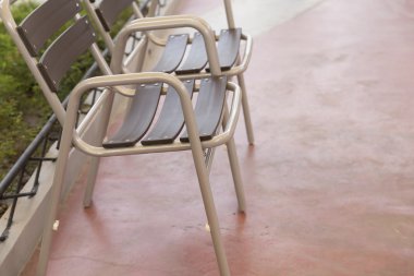 parkta kahverengi plastik sandalye