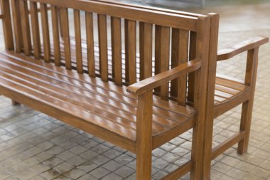 kaldırımda kahverengi ahşap Bank