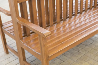 kaldırımda kahverengi ahşap Bank