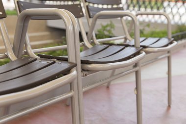 parkta kahverengi plastik sandalye