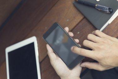 Adamın elini Smartphone ile dijital tablet kullanma 