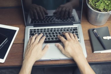 erkek eli ile smartphone ve dijital dizüstü bilgisayarda yazarak