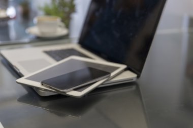 dizüstü bilgisayar, dijital tablet ve siyah masa üstünde hareket eden telefon