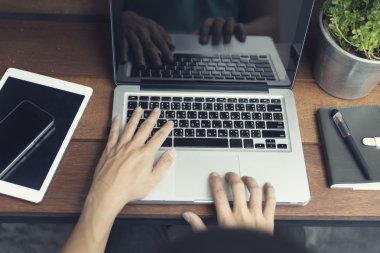 erkek eli ile smartphone ve dijital dizüstü bilgisayarda yazarak