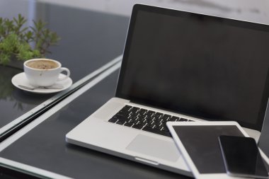 dizüstü bilgisayar, dijital tablet ve siyah masa üstünde hareket eden telefon