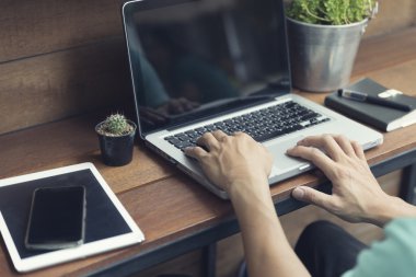 erkek eli ile smartphone ve dijital dizüstü bilgisayarda yazarak