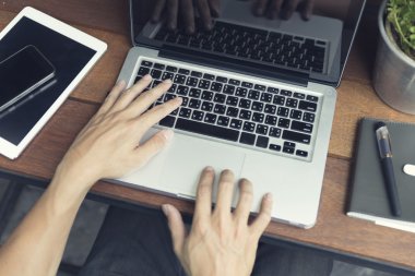 erkek eli ile smartphone ve dijital dizüstü bilgisayarda yazarak