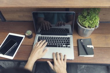 erkek eli ile smartphone ve dijital dizüstü bilgisayarda yazarak