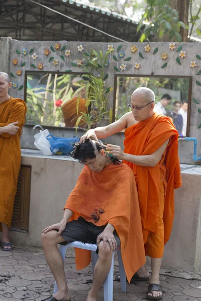 Monk shave man's hair before buddhist monk ordination ceremony — Stock Photo, Image