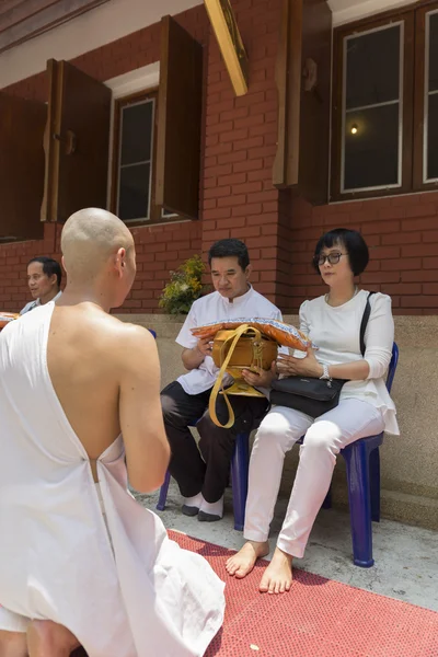 男は仏教僧 ordinat 内の親から修道士ローブを受け取る — ストック写真