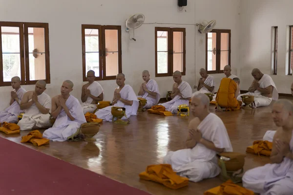 Mann in buddhistischer Mönchsweihe — Stockfoto