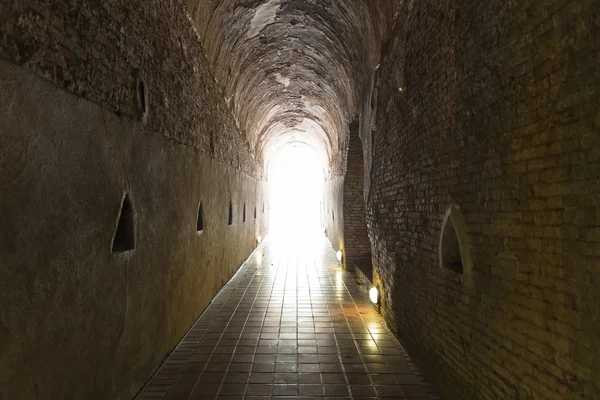Mağara tünelin sonunda ışık — Stok fotoğraf