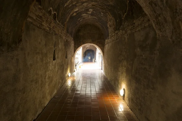 Mağara tünel altın buddha heykeli — Stok fotoğraf