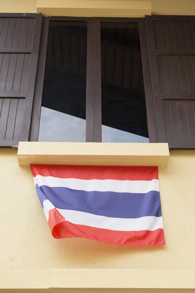Fenêtre en bois avec décoration en verre teinté avec thailand nationa — Photo