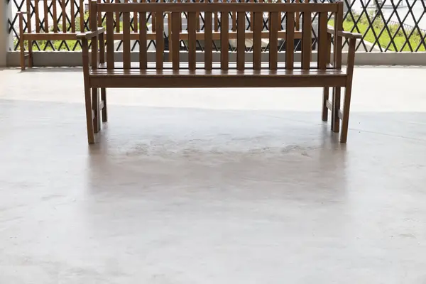 Brązowe drewniane ławki na chodniku — Zdjęcie stockowe