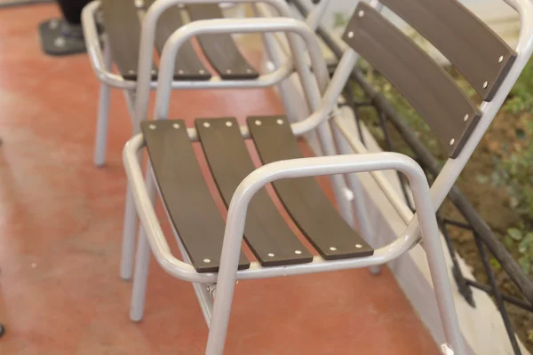 Silla de plástico marrón en el parque — Foto de Stock