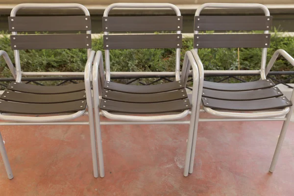 Коричневый пластиковый стул в парке — стоковое фото