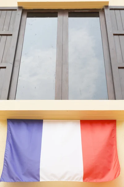 Houten venster met getint glas decoreren met Frankrijk national — Stockfoto