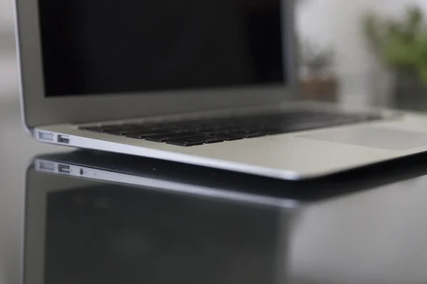 Laptop auf schwarzem Tisch — Stockfoto