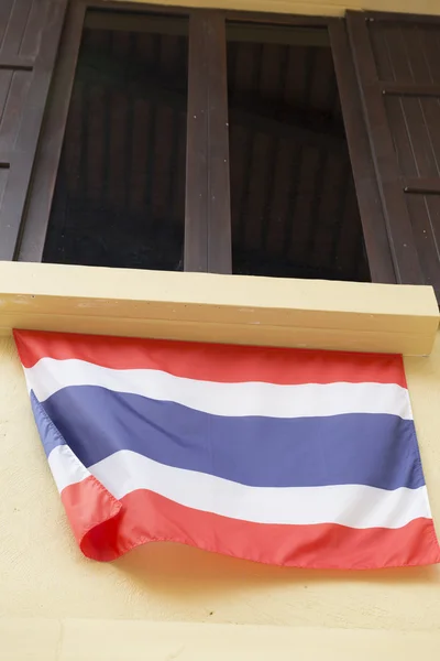 Fenêtre en bois avec décoration en verre teinté avec thailand nationa — Photo