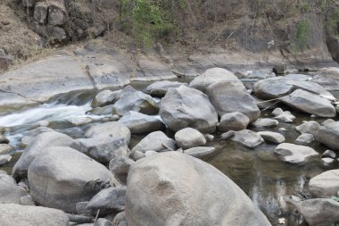 taş dere içinde su akışı