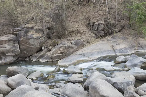 Vattenströmmen genom stenen i creek — Stockfoto