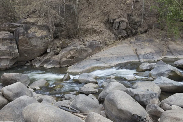 Vattenströmmen genom stenen i creek — Stockfoto