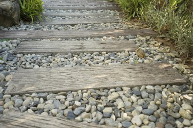 bahçede geçit üzerinde taş