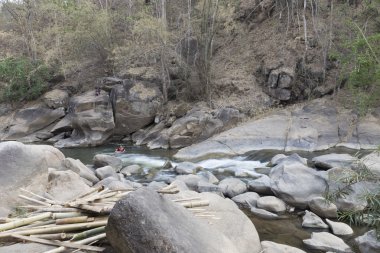 taş dere içinde su akışı