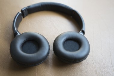 kahverengi deri yastık üzerinde kulaklık