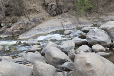 taş dere içinde su akışı