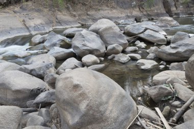 taş dere içinde su akışı