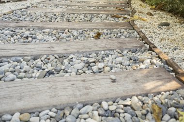 bahçede geçit üzerinde taş