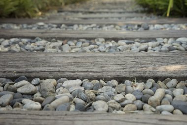 bahçede geçit üzerinde taş