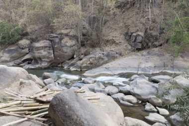 taş dere içinde su akışı