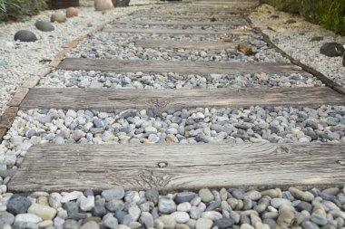 bahçede geçit üzerinde taş