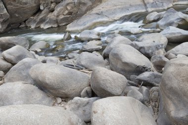 taş dere içinde su akışı
