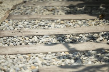 bahçede geçit üzerinde taş