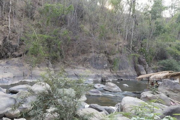 taş dere içinde su akışı