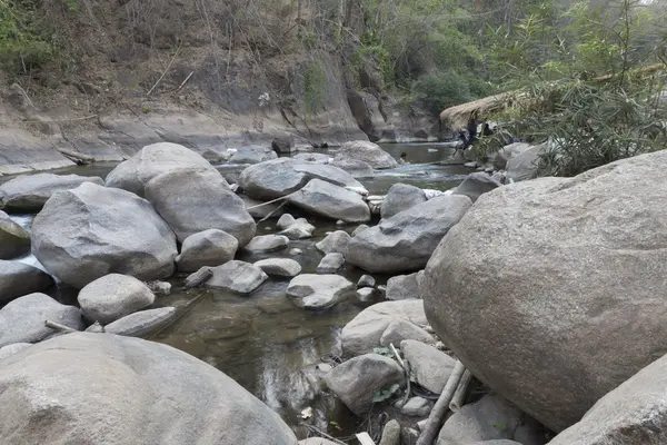 Vattenströmmen genom stenen i creek — Stockfoto