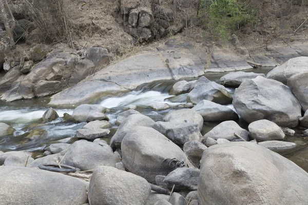 taş dere içinde su akışı